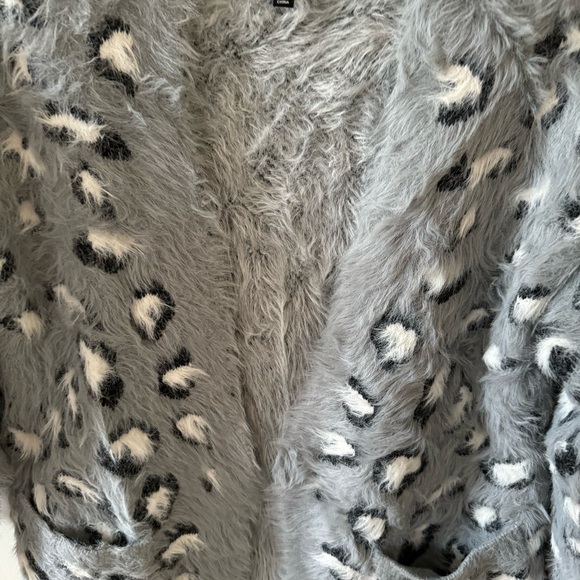 Lulu's Size S/M Peak Chic Grey Leopard Print Eyelash Knit Open Cardigan Sweater - Picture 4 of 11